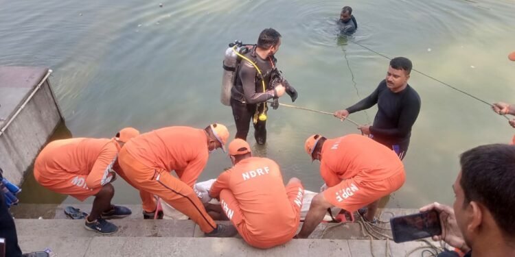 Varanasi: पोखरे में नहाने के दौरान मजदूर की मौत, नहीं थम रहा गंगा में डूबने से मौतों का सिलसिला