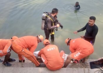 Varanasi: पोखरे में नहाने के दौरान मजदूर की मौत, नहीं थम रहा गंगा में डूबने से मौतों का सिलसिला
