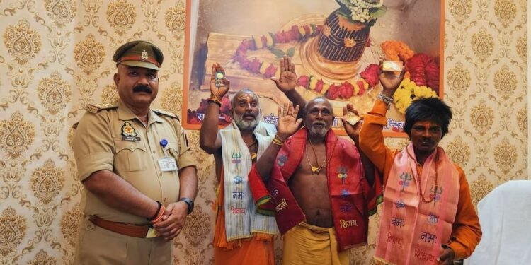 मां की इच्छा पूरी करने 1200 किमी साइकिल से यात्रा कर काशी आए तेलंगाना के तीन श्रद्धालु