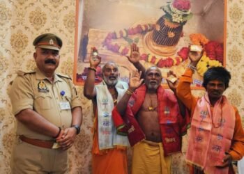 मां की इच्छा पूरी करने 1200 किमी साइकिल से यात्रा कर काशी आए तेलंगाना के तीन श्रद्धालु