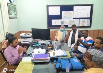 अधिकारियों के आश्वासन पर जल निगम कर्मियों का धरना समाप्त