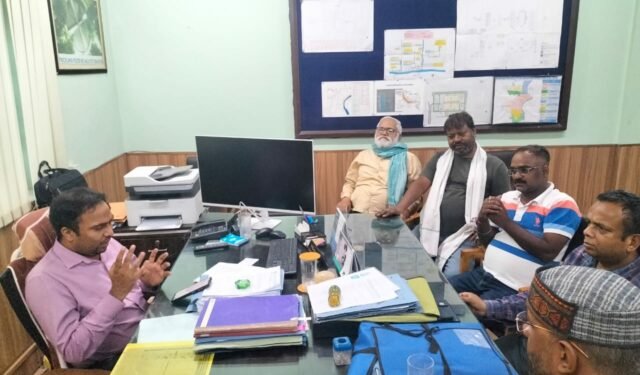 अधिकारियों के आश्वासन पर जल निगम कर्मियों का धरना समाप्त