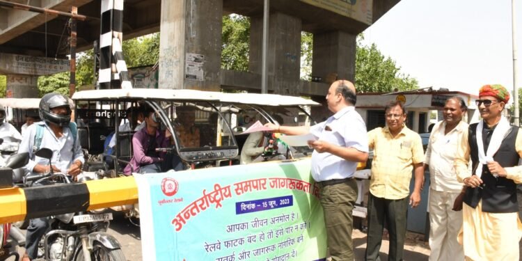 डालीगंज-बादशाहनगर के मध्य नुक्कड़ नाटक सावधानी हटी, दुर्घटना घटी का हुआ मंचन