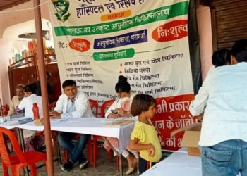 लखनऊ के बंथरा स्थित महात्मा गांधी आयुर्वैदिक मेडिकल कॉलेज एंड रिसर्च सेंटर में निशुल्क चिकित्सा शिविर में मरीजों की जांच कर बांटी दवाएं