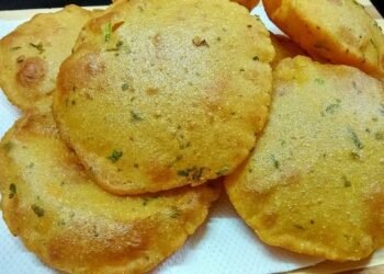 कच्चे केले की खस्ता मसाला पूरी