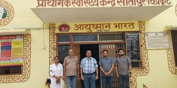 कर्मचारियों ने चौथे दिन कर्मचारी विरोधी नीतियों के विरुद्ध काला फीता बांध कर किया प्रदर्शन