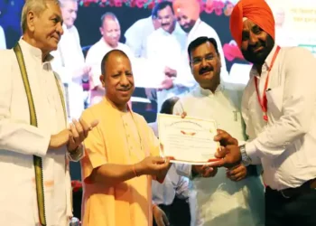 मुख्यमंत्री योगी आदित्यनाथ ने गन्ना किसानों को प्रमाणपत्र देकर सम्मानित किया