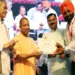 मुख्यमंत्री योगी आदित्यनाथ ने गन्ना किसानों को प्रमाणपत्र देकर सम्मानित किया