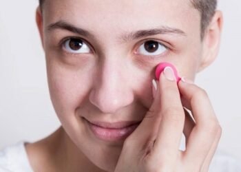 आंखों के नीचे पड़े डार्क सर्कल्स की समस्या से है परेशान तो इस आर्टिकल में दी गई चीज़ों का करें इस्तेमाल