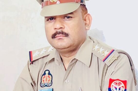 लखनऊ निगोहां के विजय प्रताप के कंधे पर डीसीपी ने लगाया तीसरा सितारा