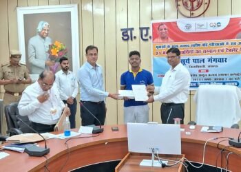 लखनऊ में डीएम सूर्यपाल गंगवार ने टापर्स का किया सम्मान