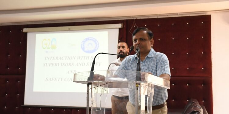 पूर्वोत्तर रेलवे लखनऊ मण्डल के डीआरएम ने कहा कि रेल संरक्षा हमारी सर्वोच्च प्राथमिकता है,समझौता किसी भी स्तर पर स्वीकार्य नहीं है।