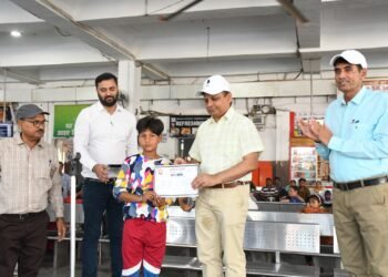 डीआरएम ने किया लाइफ स्टाइल फॉर एनवायरनमेंट पोस्टर्स प्रदर्शनी का निरीक्षण