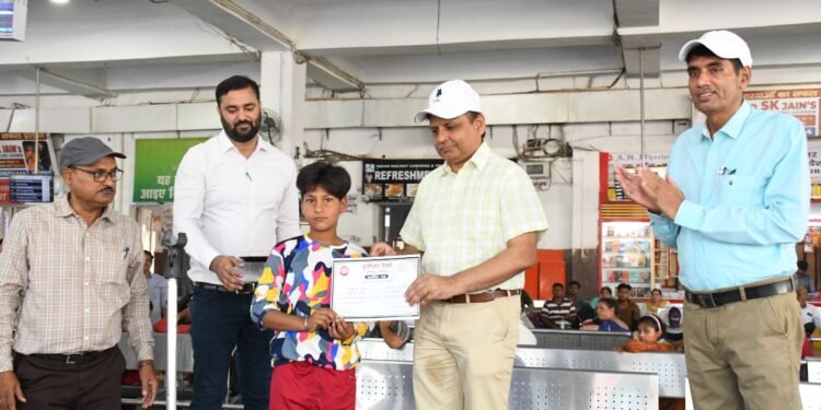 डीआरएम ने किया लाइफ स्टाइल फॉर एनवायरनमेंट पोस्टर्स प्रदर्शनी का निरीक्षण