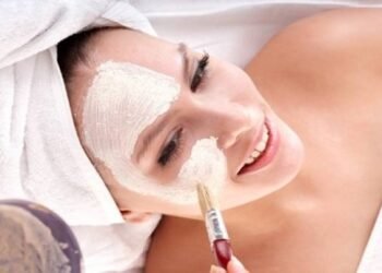 खिली-खिली स्किन के लिए कब लगाऐं फेस मास्क ? नहाने से पहले या नहाने के बाद, जाने लगाने का सही समय