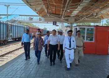 डीआरएम ने स्टेशन के विकास व यात्री सुविधाओं का लिया जायजा