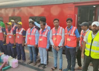 कुशीनगर व राप्ती-सागर के बाद अन्य ट्रेनों में जल्द स्वच्छता प्रहरी रेल कर्मी तैनात किये जाएंगे