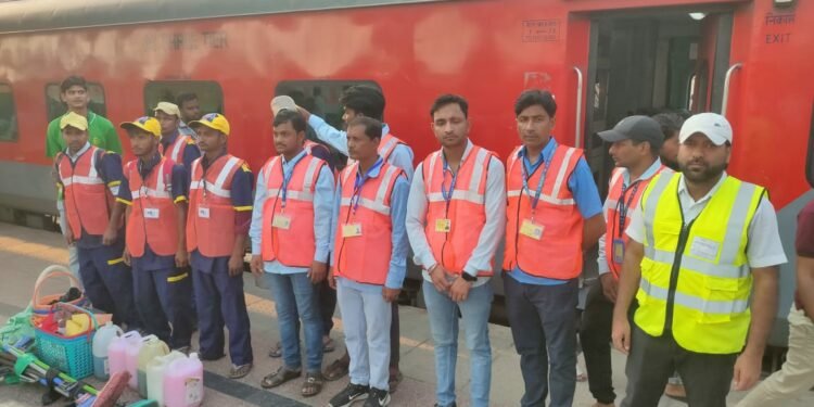 कुशीनगर व राप्ती-सागर के बाद अन्य ट्रेनों में जल्द स्वच्छता प्रहरी रेल कर्मी तैनात किये जाएंगे