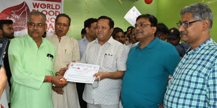 विश्व रक्तदाता दिवस पर लखनऊ जॅक्शन में 46 रेलकर्मियों ने स्वैच्छिक रक्तदान किया