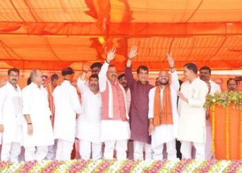 प्रदेश के उप मुख्यमंत्री केशव प्रसाद मौर्य तथा नगर विकास एवं ऊर्जा मंत्री एके शर्मा मऊ में आयोजित जनसभा को सम्बोधित किया