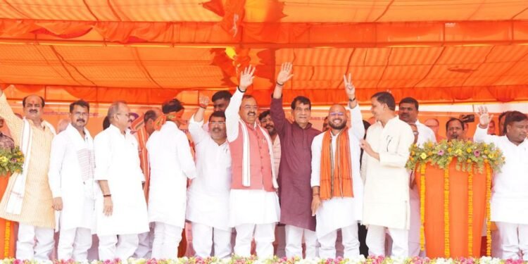 प्रदेश के उप मुख्यमंत्री केशव प्रसाद मौर्य तथा नगर विकास एवं ऊर्जा मंत्री एके शर्मा मऊ में आयोजित जनसभा को सम्बोधित किया