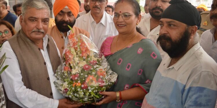 लखनऊ के लोकबंधु अस्पताल में महापौर ने किया वाटर कूलर का उद्घाटन