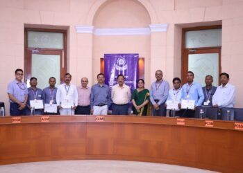 महाप्रबन्धक ने उत्कृष्ट योगदान देने वाले 6 रेलकर्मियों को संरक्षा पुरस्कार से नवाजा