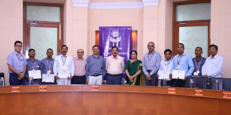 महाप्रबन्धक ने उत्कृष्ट योगदान देने वाले 6 रेलकर्मियों को संरक्षा पुरस्कार से नवाजा