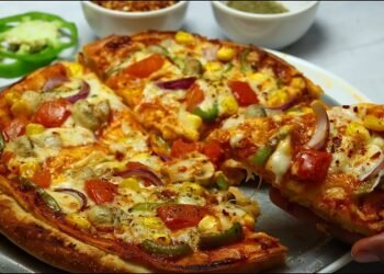 चीज़ बर्स्ट पिज़्ज़ा घर पर कुकर में बनाईये