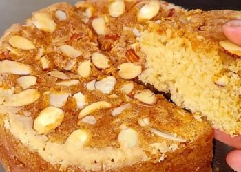 बनाइए एगलैस बादाम केक 