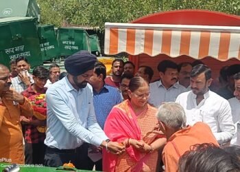 सफाई व्यवस्था को सुदृढ़ बनाने हेतु वार्डवार किया गया सफाई संसाधनों व उपकरणों का वितरण