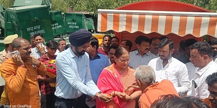 सफाई व्यवस्था को सुदृढ़ बनाने हेतु वार्डवार किया गया सफाई संसाधनों व उपकरणों का वितरण