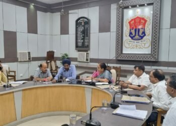 लखनऊ नगर निगम में महापौर ने संपत्ति व गृहकर विभाग के कार्यों की किया समीक्षा बैठक