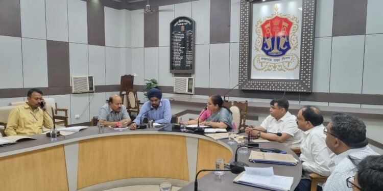 लखनऊ नगर निगम में महापौर ने संपत्ति व गृहकर विभाग के कार्यों की किया समीक्षा बैठक