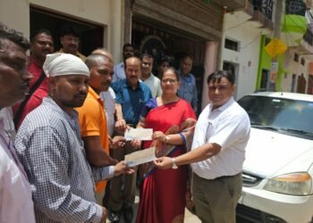 लखनऊ नगर निगम में मृतक संविदा कर्मचारी के परिवार को महापौर ने प्रदान की 5 लाख की सहायता राशि