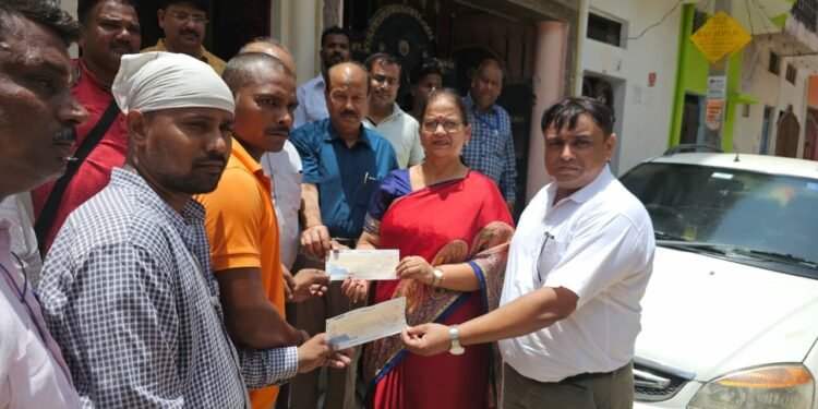 लखनऊ नगर निगम में मृतक संविदा कर्मचारी के परिवार को महापौर ने प्रदान की 5 लाख की सहायता राशि