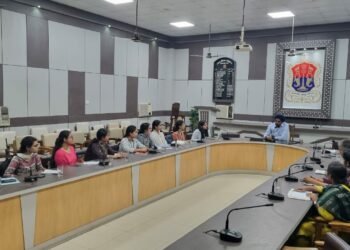 लखनऊ नगर निगम में नगर आयुक्त ने स्माइल परियोजना के तहत किया संवाद कार्यक्रम