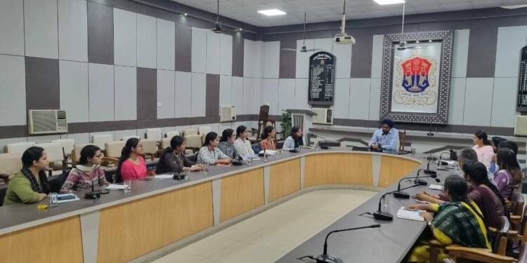 लखनऊ नगर निगम में नगर आयुक्त ने स्माइल परियोजना के तहत किया संवाद कार्यक्रम