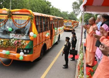 उत्तर प्रदेश बस सेवा की स्थापना के 50 वर्ष पूरे होने मुख्यमंत्री ने 100 नई बसों को हरी झंडी दिखाकर रवाना किया