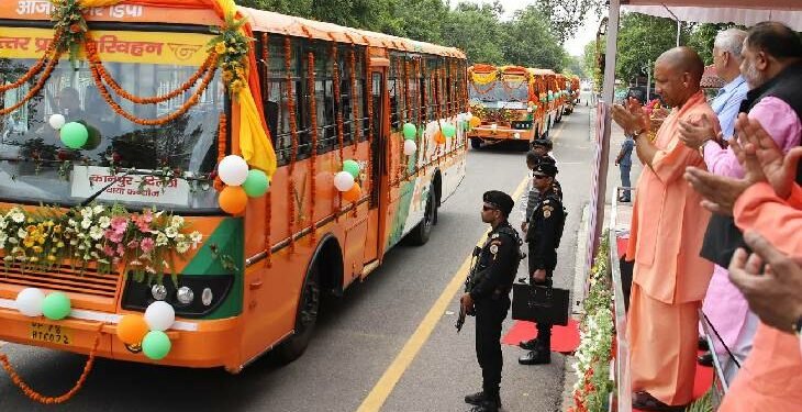 उत्तर प्रदेश बस सेवा की स्थापना के 50 वर्ष पूरे होने मुख्यमंत्री ने 100 नई बसों को हरी झंडी दिखाकर रवाना किया
