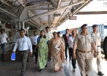 स्टेशन पर यात्री सुविधाओं का यात्री सुविधा समिति ने किया निरीक्षण