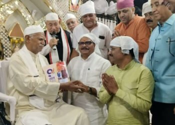 उपमुख्यमंत्री बृजेश पाठक ने संपर्क से समर्थन अभियान के तहत संतो व विशिष्ट जनों से किया भेंट