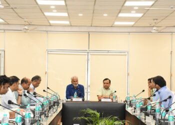 रेल दुर्घटनाओं को रोकने के लिए अधिकारी एवं कर्मचारी संरक्षा नियमों का कड़ाई से पालन करें: पीसी