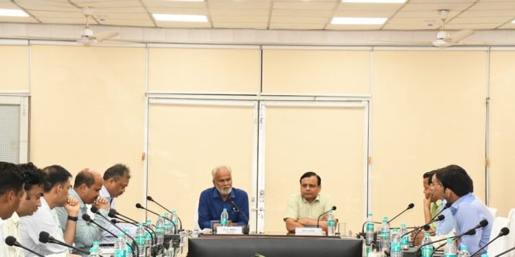 रेल दुर्घटनाओं को रोकने के लिए अधिकारी एवं कर्मचारी संरक्षा नियमों का कड़ाई से पालन करें: पीसी