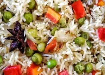 बनाइये प्रेशर कुकर में फ्रोज़न मटर का पुलाव