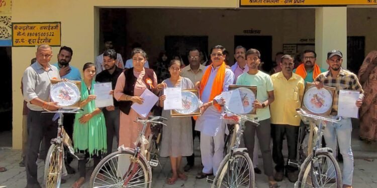 आपका विधायक आपके द्वार कार्यक्रम में सरोजनीनगर कुढ़ा ईंटगाव में चार मेधावियों को किया गया सम्मानित