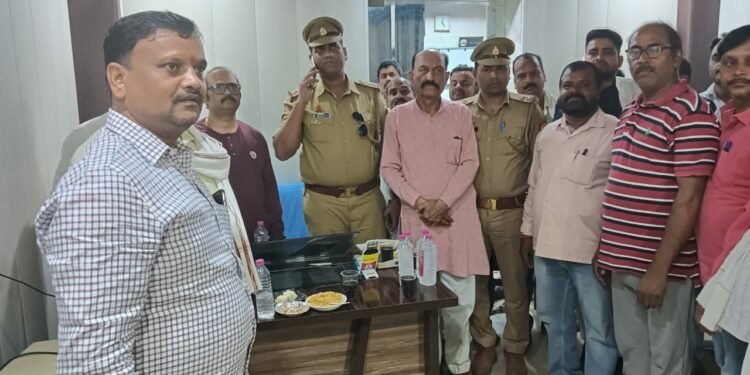 बिजनौर आदर्श व्यापार मंडल की बैठक में व्यापारियों ने थाना प्रभारी को समस्याओं से कराया अवगत