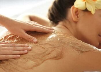 आयुर्वेद में उद्वर्तन मसाज क्या है?आयुर्वेदिक दृष्टिकोण से ये क्यों फायदेमंद मानी जाती है