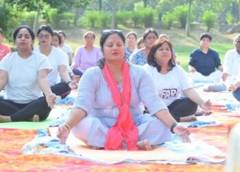 राज्यमंत्री विजयलक्ष्मी गौतम ने लखनऊ जनेश्वर मिश्र पार्क में आयोजित योग शिविर में प्रतिभाग कर किया योग