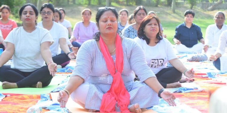 राज्यमंत्री विजयलक्ष्मी गौतम ने लखनऊ जनेश्वर मिश्र पार्क में आयोजित योग शिविर में प्रतिभाग कर किया योग